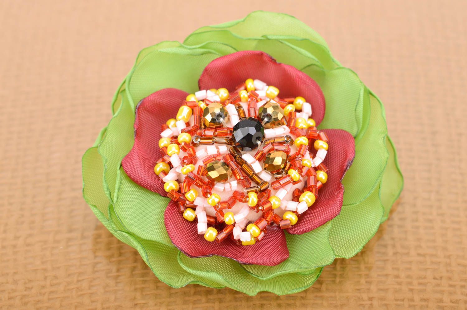 Брошь заколка в виде цветка из ткани с бисером ручной работы нарядная салатовая с бордовым фото 2