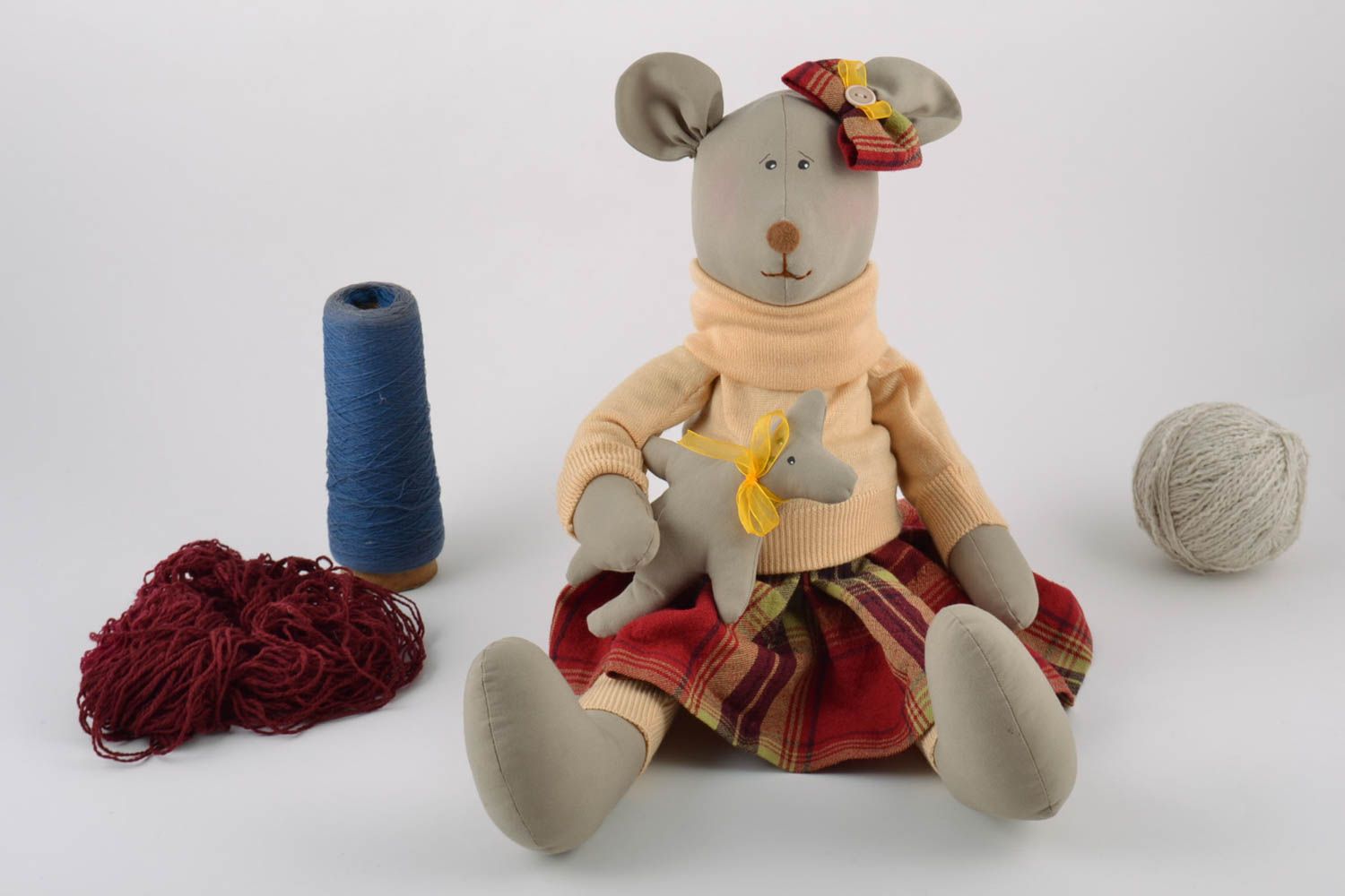Juguete de peluche de tela artesanal ratoncita en falda de lino infantil foto 1
