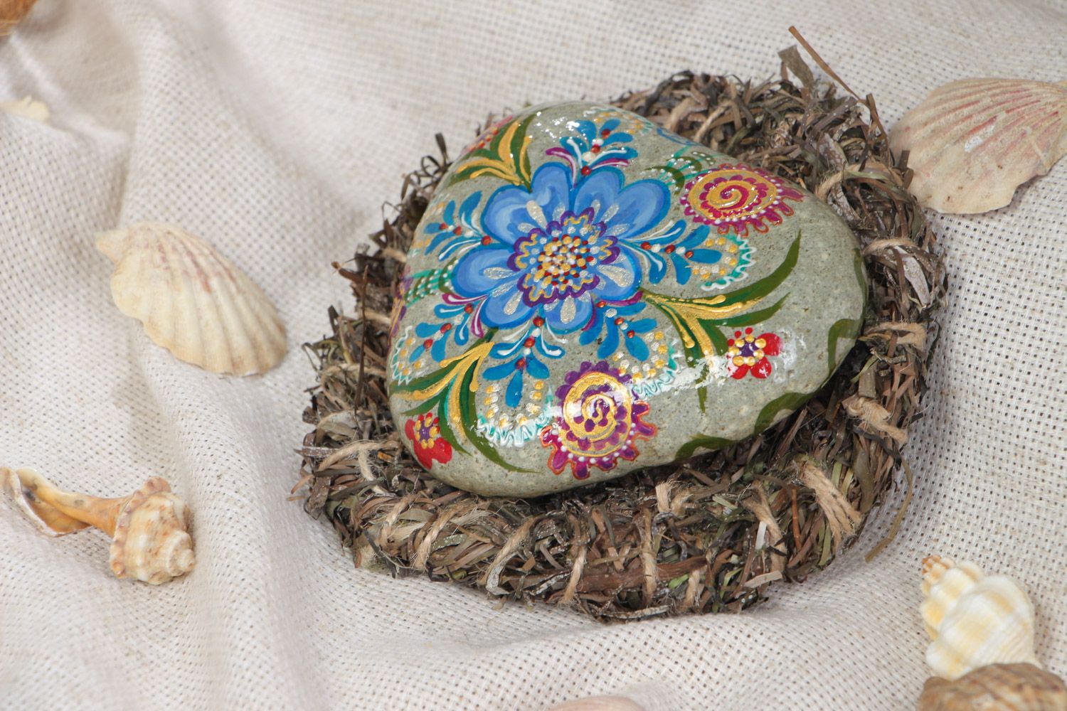 Морской камень с ручной росписью на подставке из водорослей ручная работа фото 1