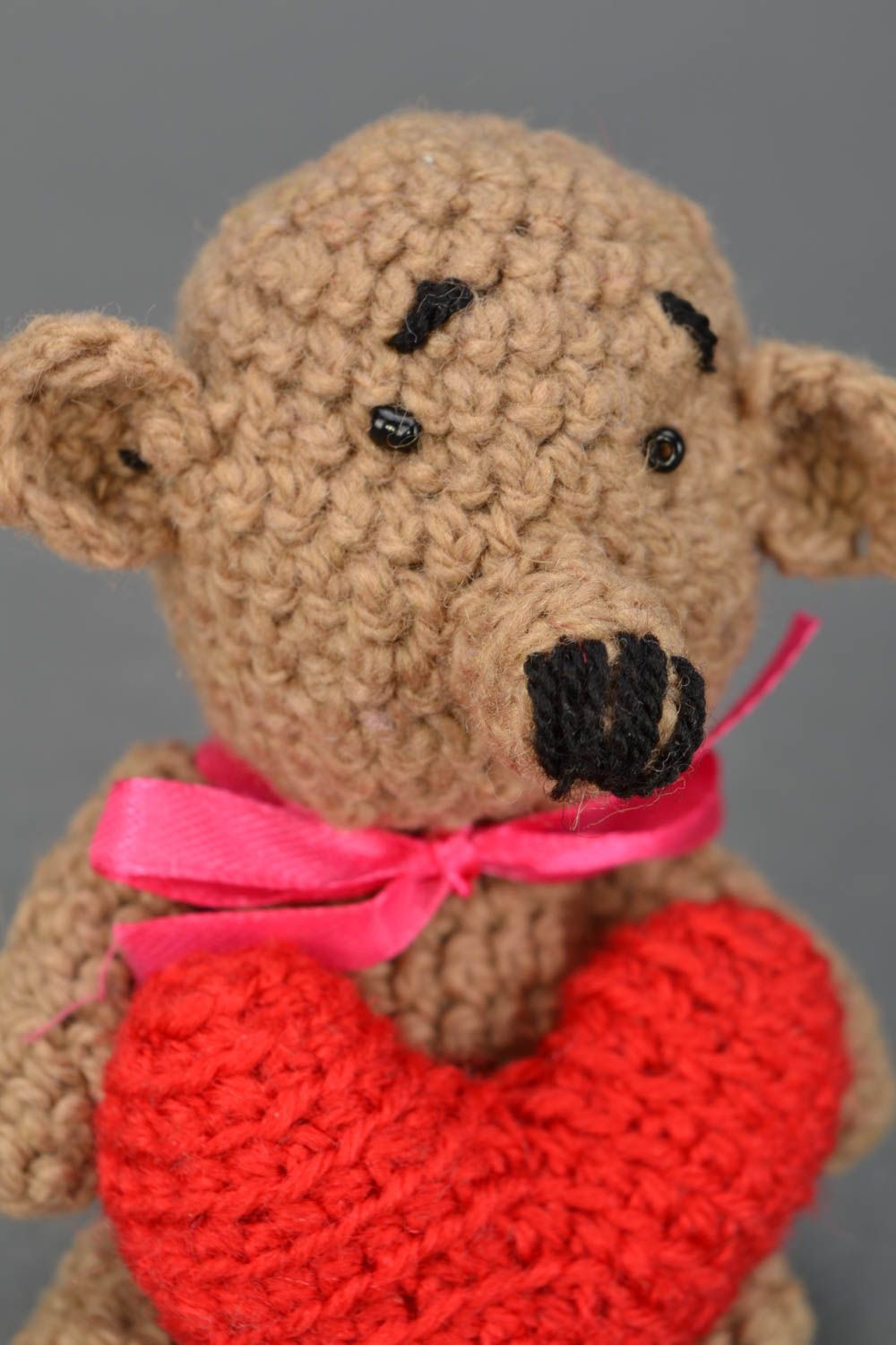 Doudou tricoté au crochet Ourson et coeur photo 3