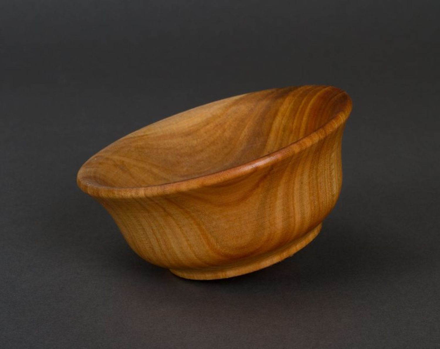 Bowl made of natural wood photo 4