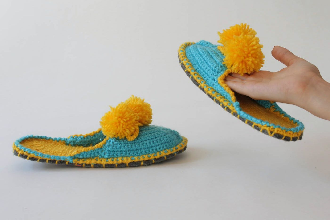 Pantofole da casa fatte a mano di lana in colore giallo blu da donna belle foto 4