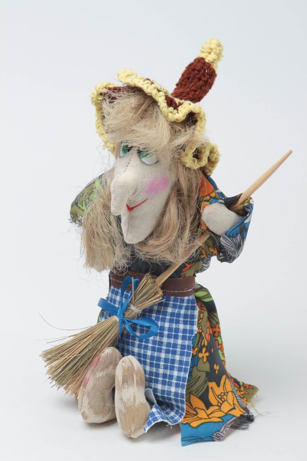 Игрушка кукла из ткани в виде Бабы яги с метлой в шляпе ручная работа небольшая фото 2