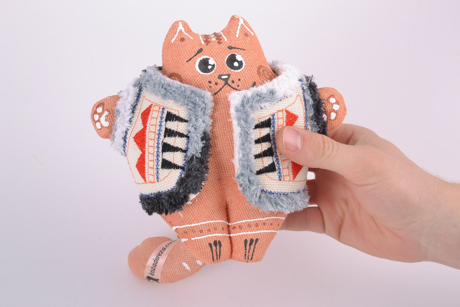 Juguete para interior artesanal gato en chaleco de tela relleno de alforfón foto 5