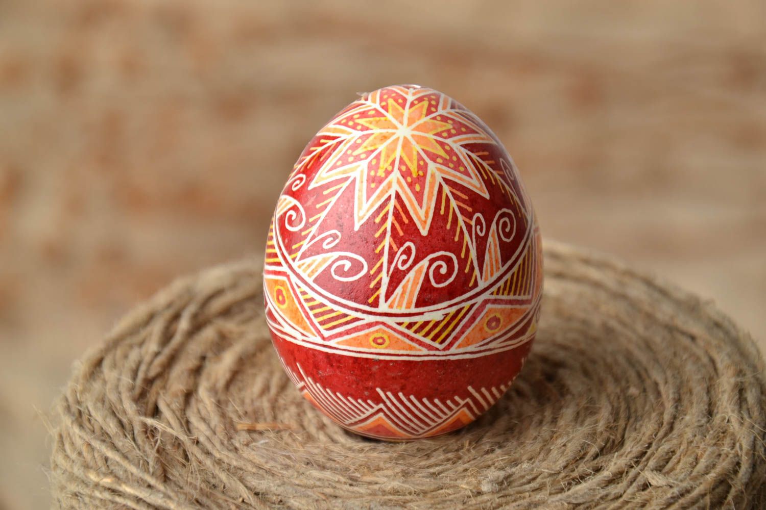 Oeuf de Pâques peint de colorants d'aniline fait main décoratif ornementé photo 1