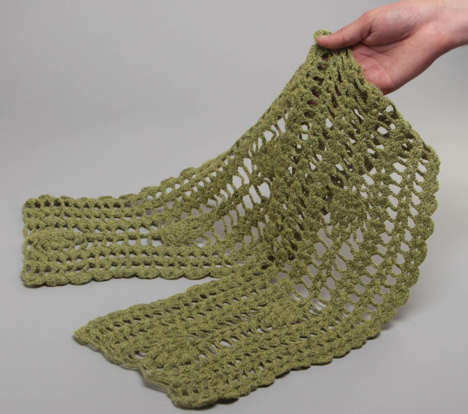 Écharpe tricotée en mohair au crochet de couleur kaki à motif faite main photo 5