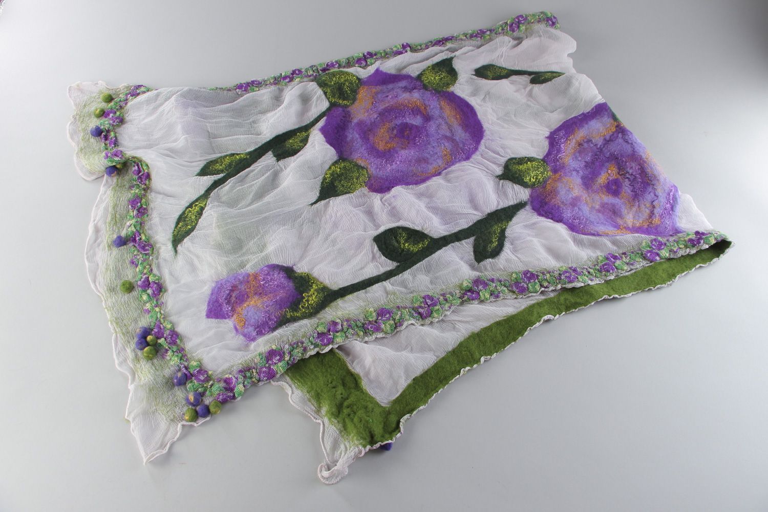 Châle en soie et chiffon fait main avec fleurs violettes technique feutrage photo 1