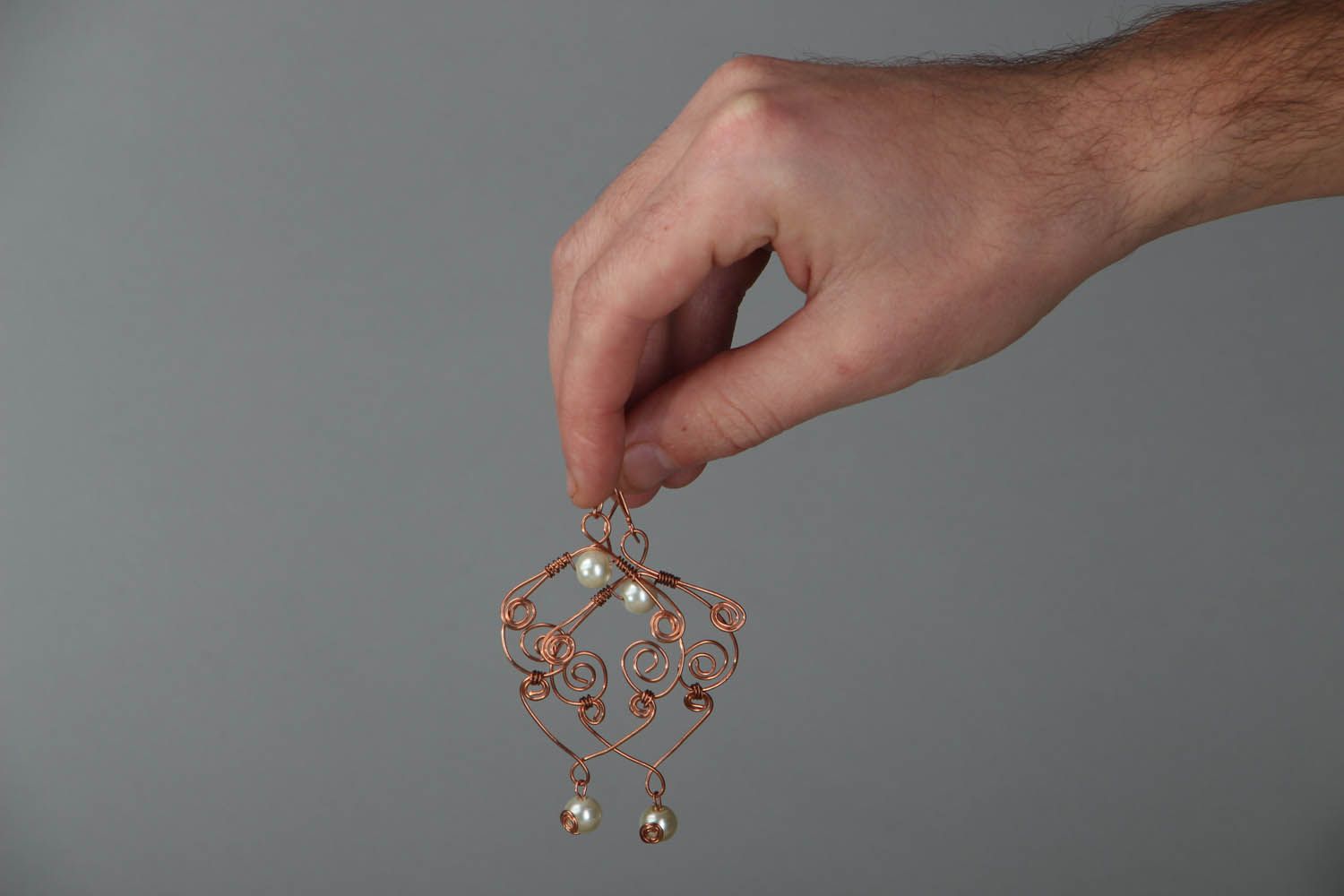 Orecchini pendenti con perle artificiali fatti a mano bigiotteria originale  foto 5