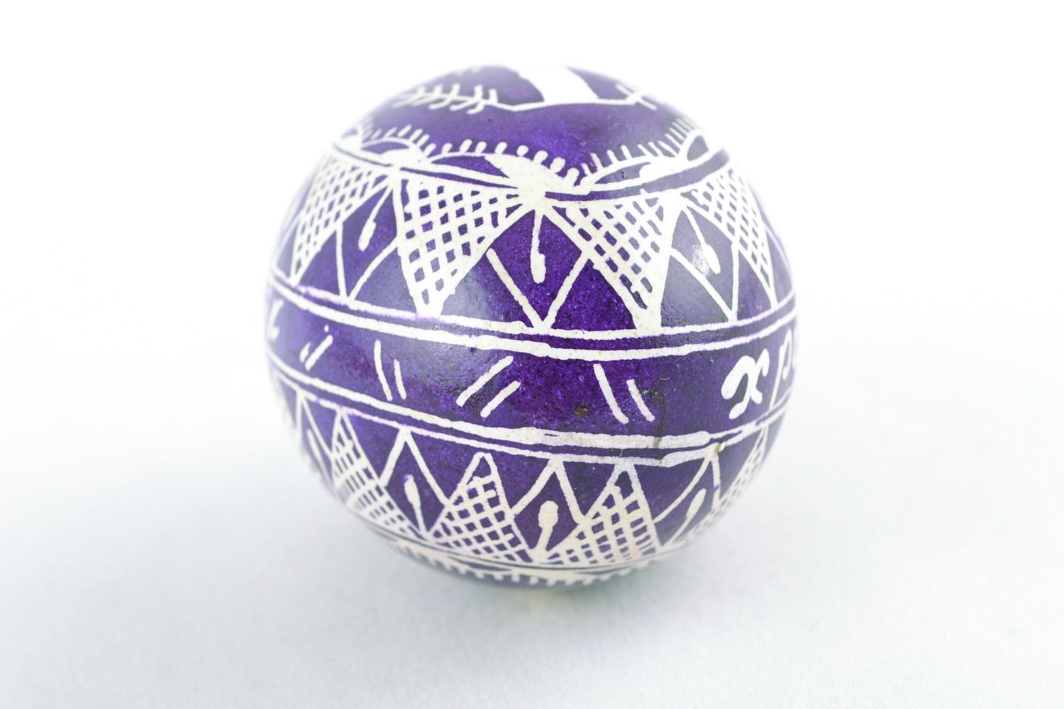 Синее пасхальное яйцо с орнаментом в восковой технике фото 4
