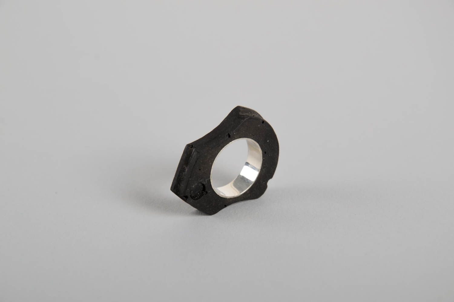 Кольцо ручной работы черное женское кольцо авторское модное кольцо из серебра фото 4