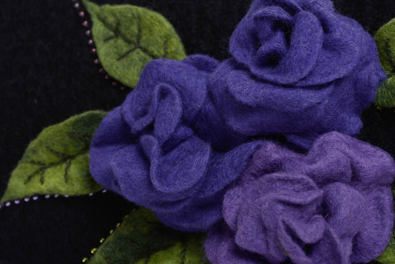 Sac pochette en laine feutrée noir avec fleurs fait main sur chaîne métallique photo 6