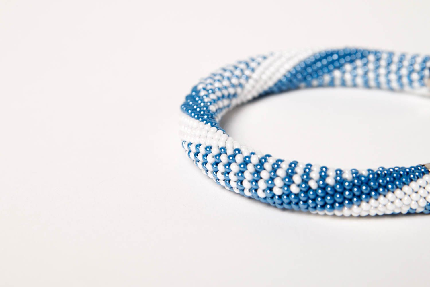 Weiß blaues Glasperlen Armband handmade Designer Schmuck Frauen Accessoire eng foto 5