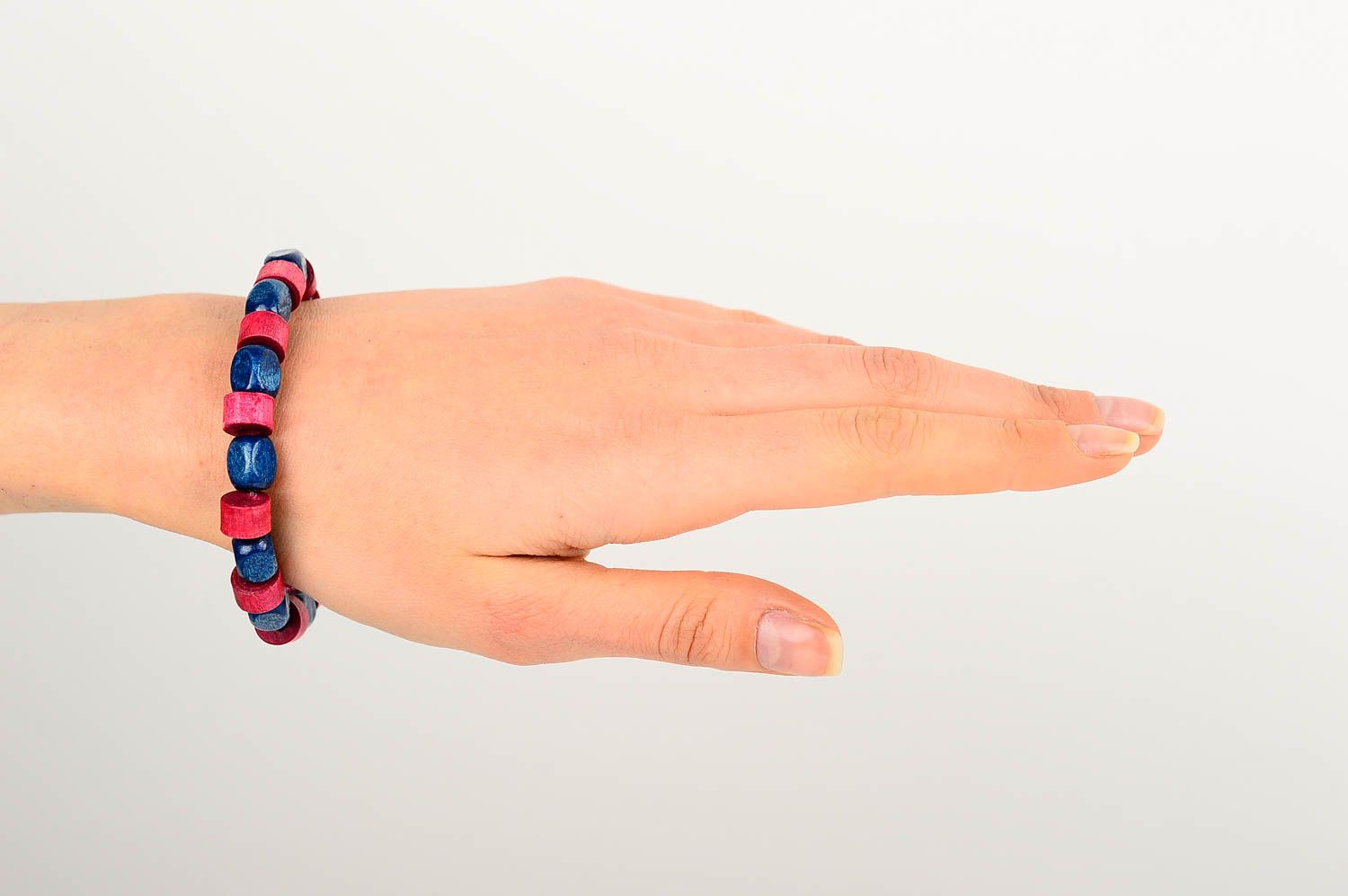 Bracelet perles de bois Bijou fait main bleu rouge Accessoire pour femme photo 2