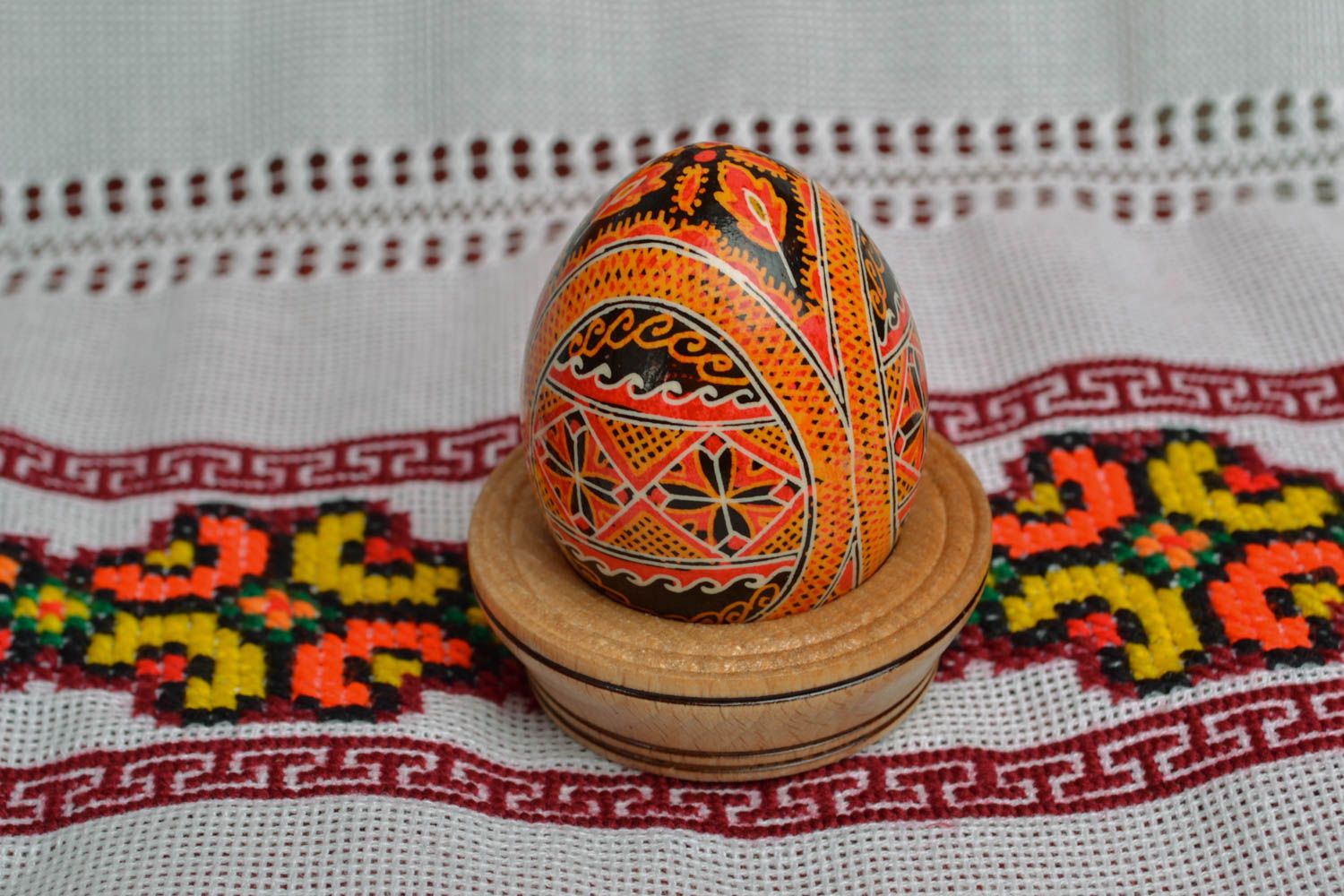 Oeuf peint à la main aux motifs originaux de style ethnique ukrainien   photo 5
