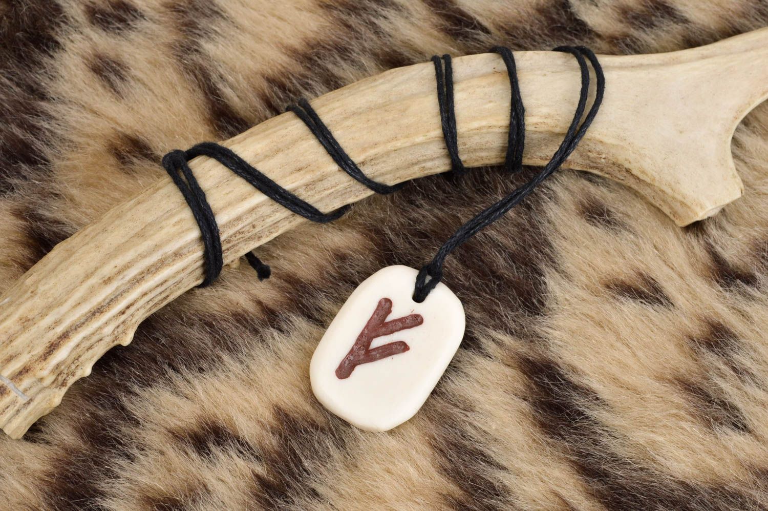 Fehu Rune handgefertigt Ketten Anhänger Knochen Schmuck originelles Geschenk foto 1