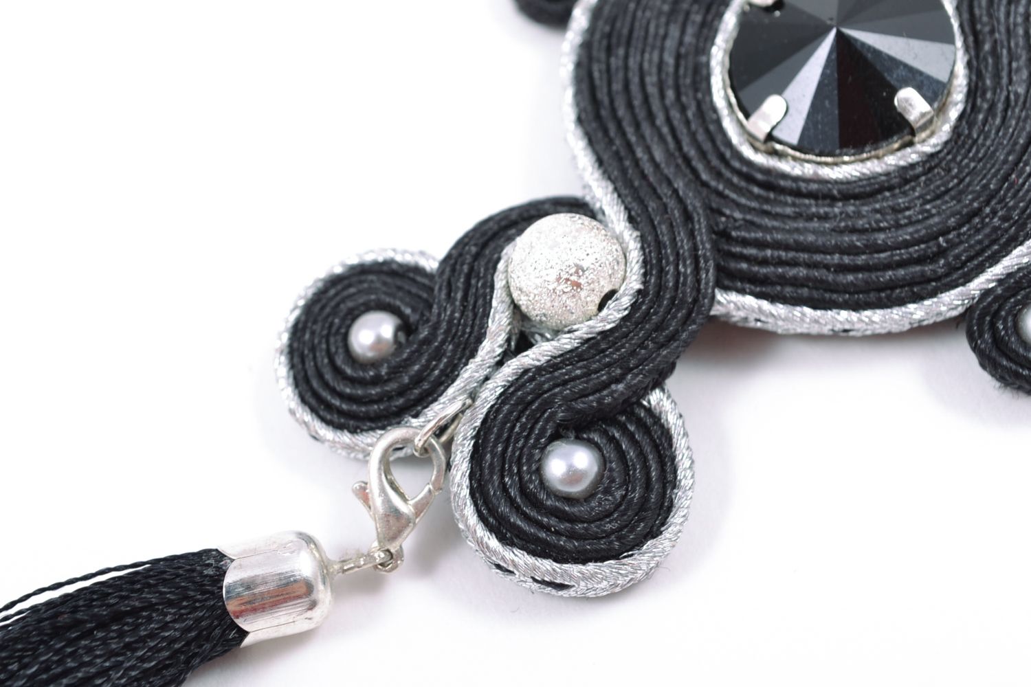 Pendentif soutache noir en fils spéciaux fait main avec perles fantaisie photo 4