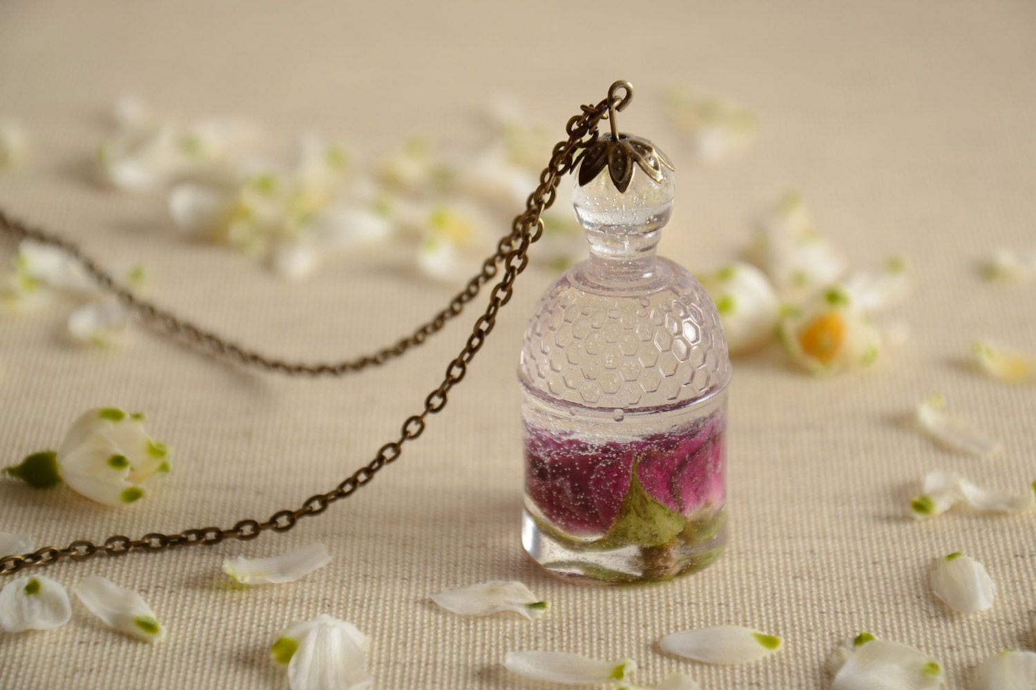 Handmade epoxy resin pendant with real flowers inside equipped with long chain photo 1