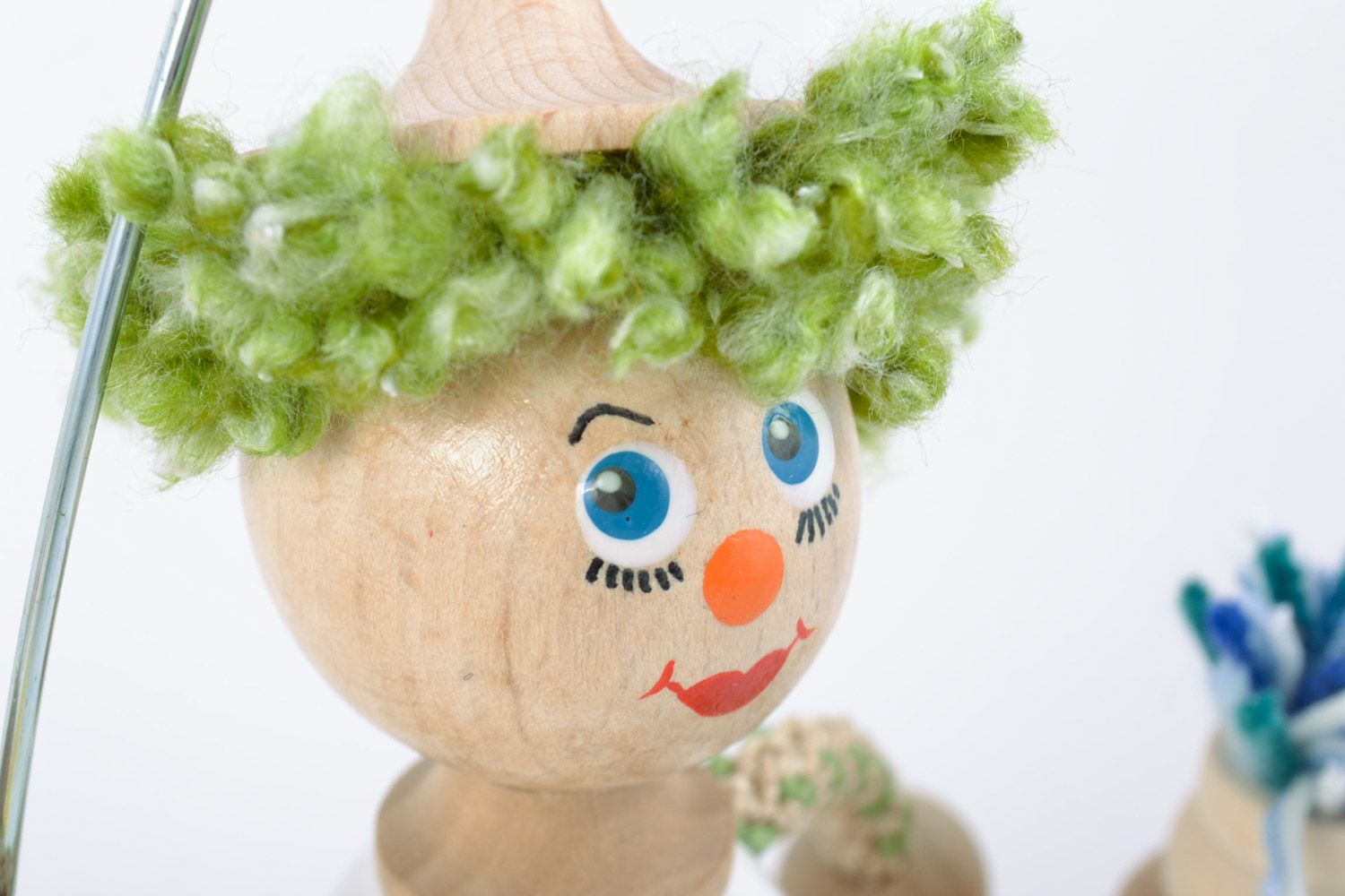 Деревянная эко игрушка с росписью мальчик на качелях небольшая ручной работы фото 3