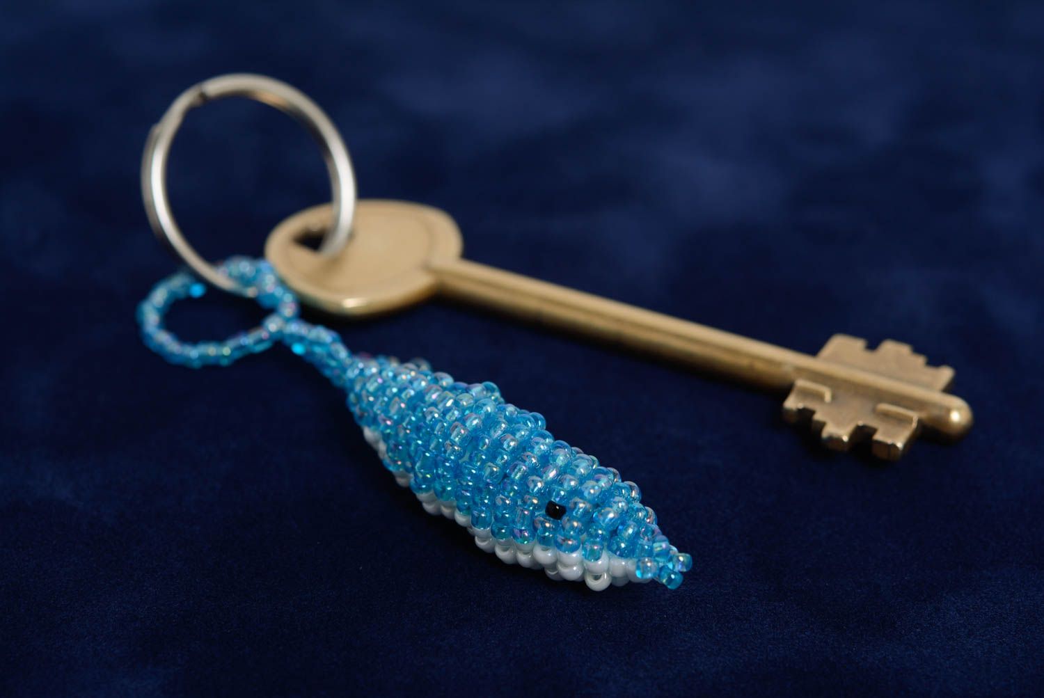Porte-clés breloque fait main en perles de rocailles en forme de dauphin bleu photo 2