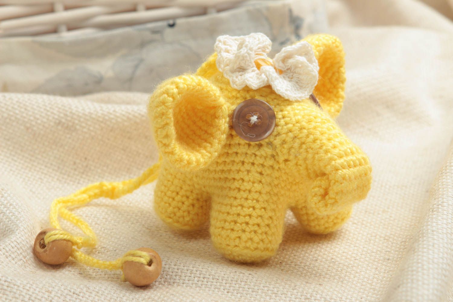 Jouet tricoté original fait main petit pour enfant en forme d'éléphant jaune photo 1
