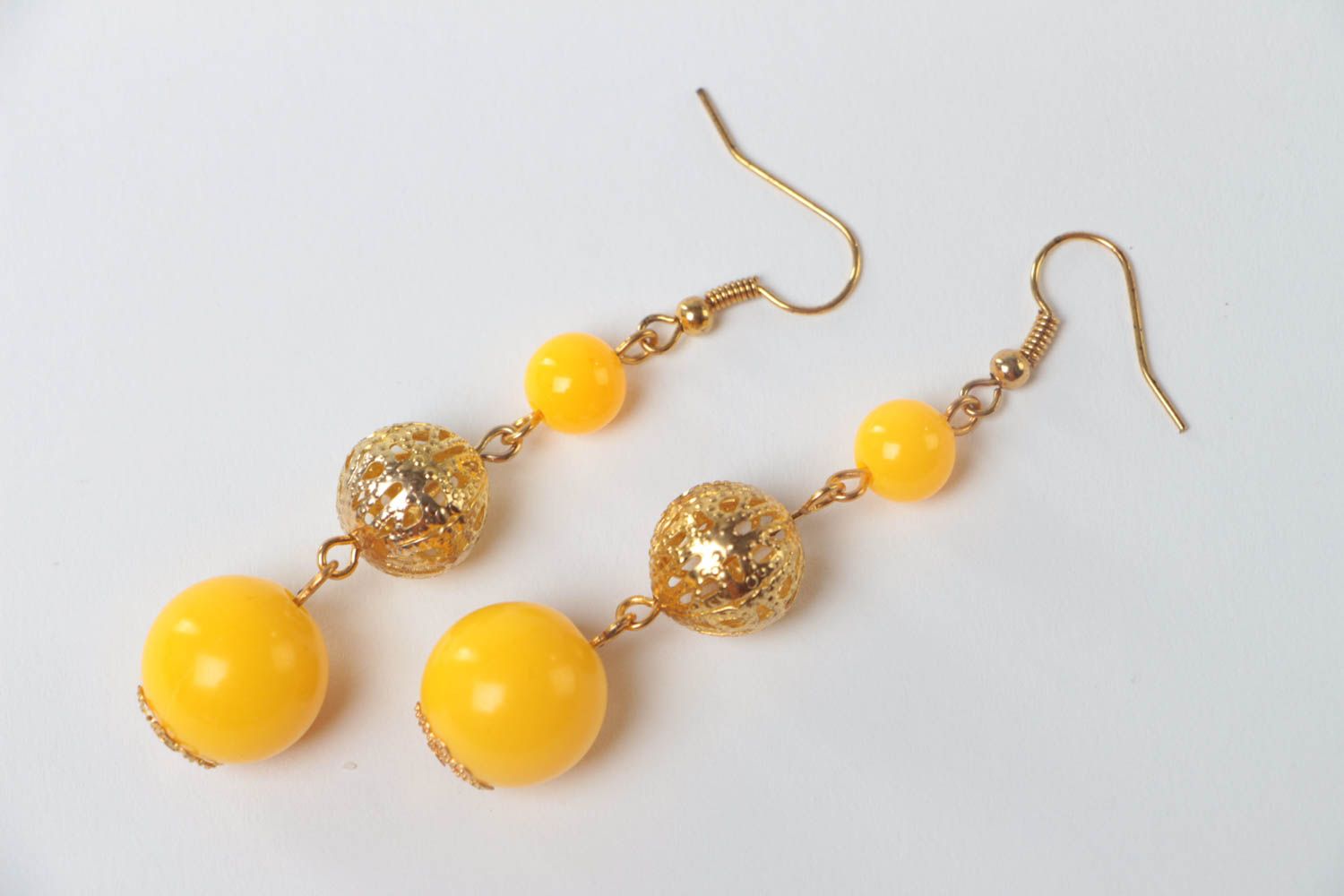 Juwelier Modeschmuck handmade Metall Ohrringe lang in Gelb handgemachte Ohrringe foto 2