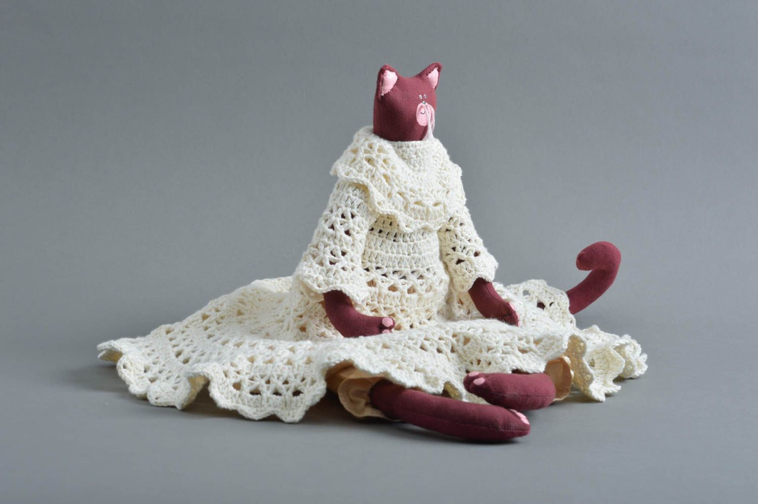 Juguete artesanal de tela peluche para niños regalo original gatita en vestido foto 5