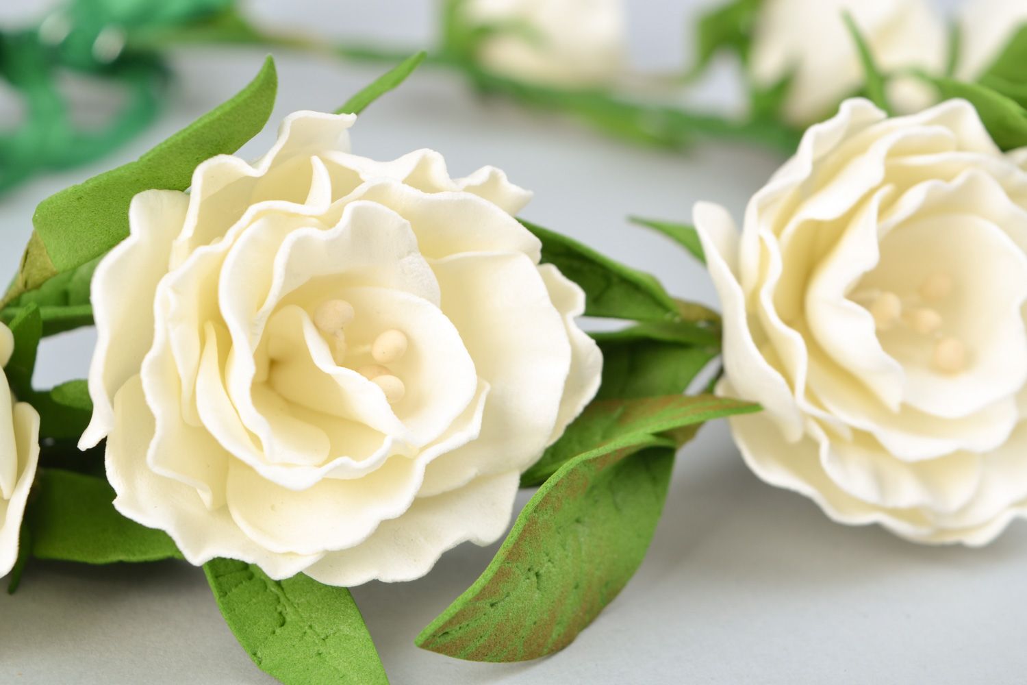 Corona de flores blancas para el cabello hecha a mano para novia  foto 4