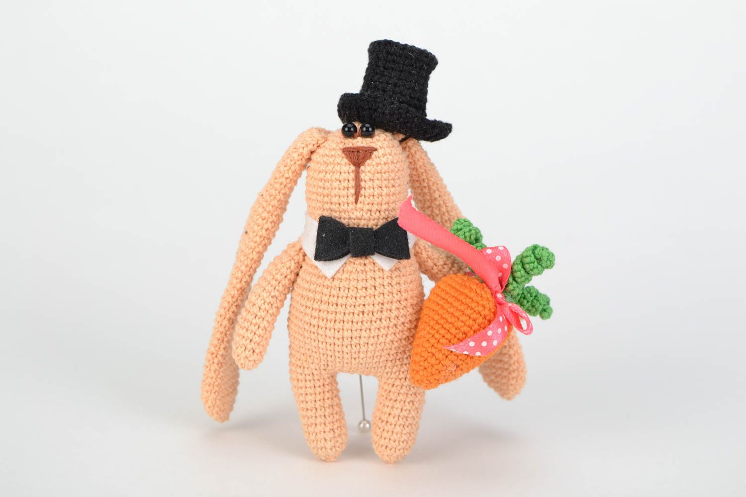 Маленькая вязаная мягкая игрушка ручной работы Заяц джентльмен с морковкой фото 3