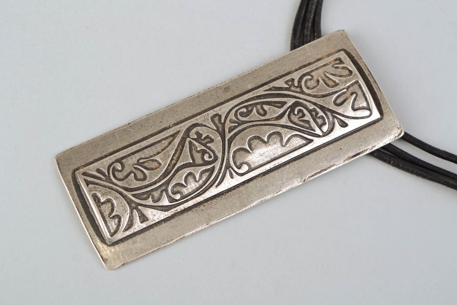 Collier en métal fait main original élégant avec cordon en cuir Cherkava photo 3