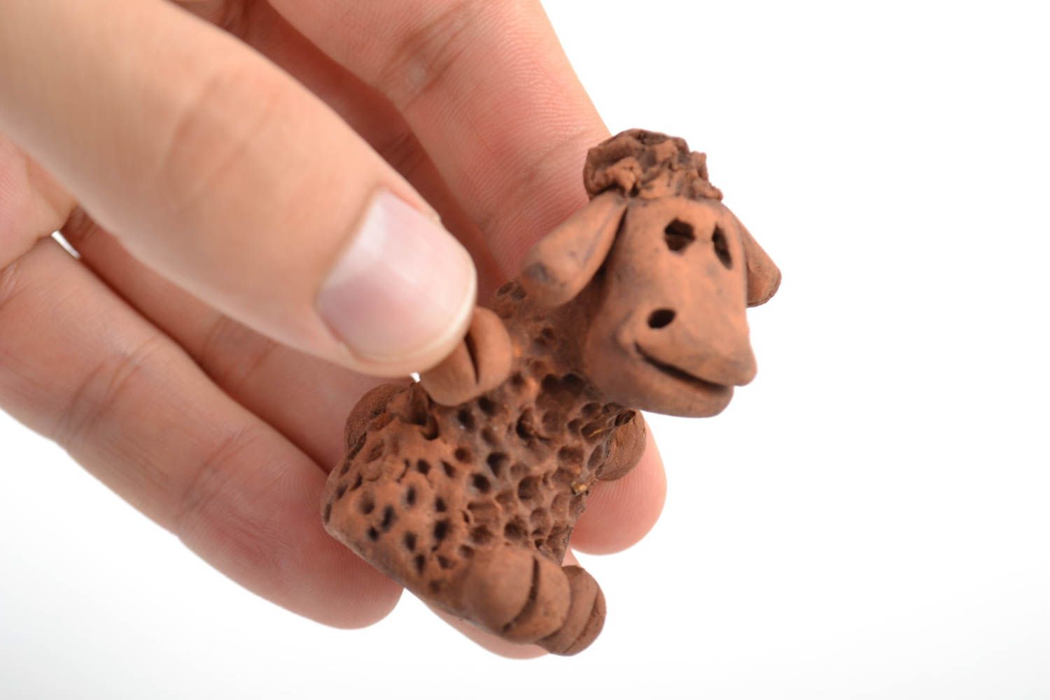 Petite figurine en céramique brune faite main souvenir en forme de brebis photo 2