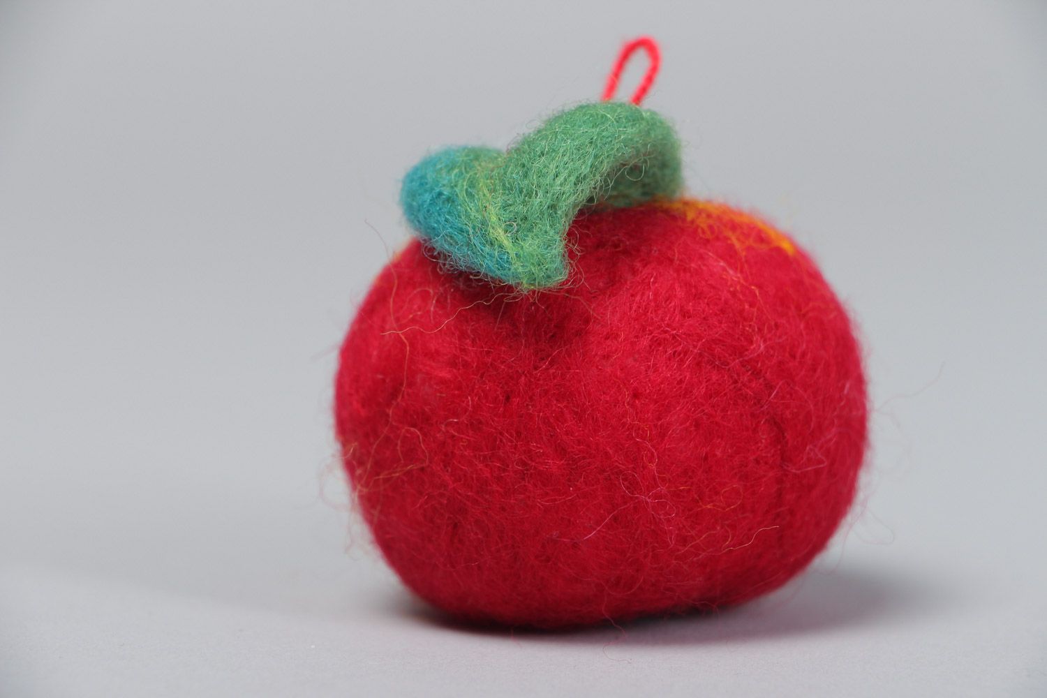 Jouet en laine feutrée fait main décoratif original pomme rouge à suspendre photo 3