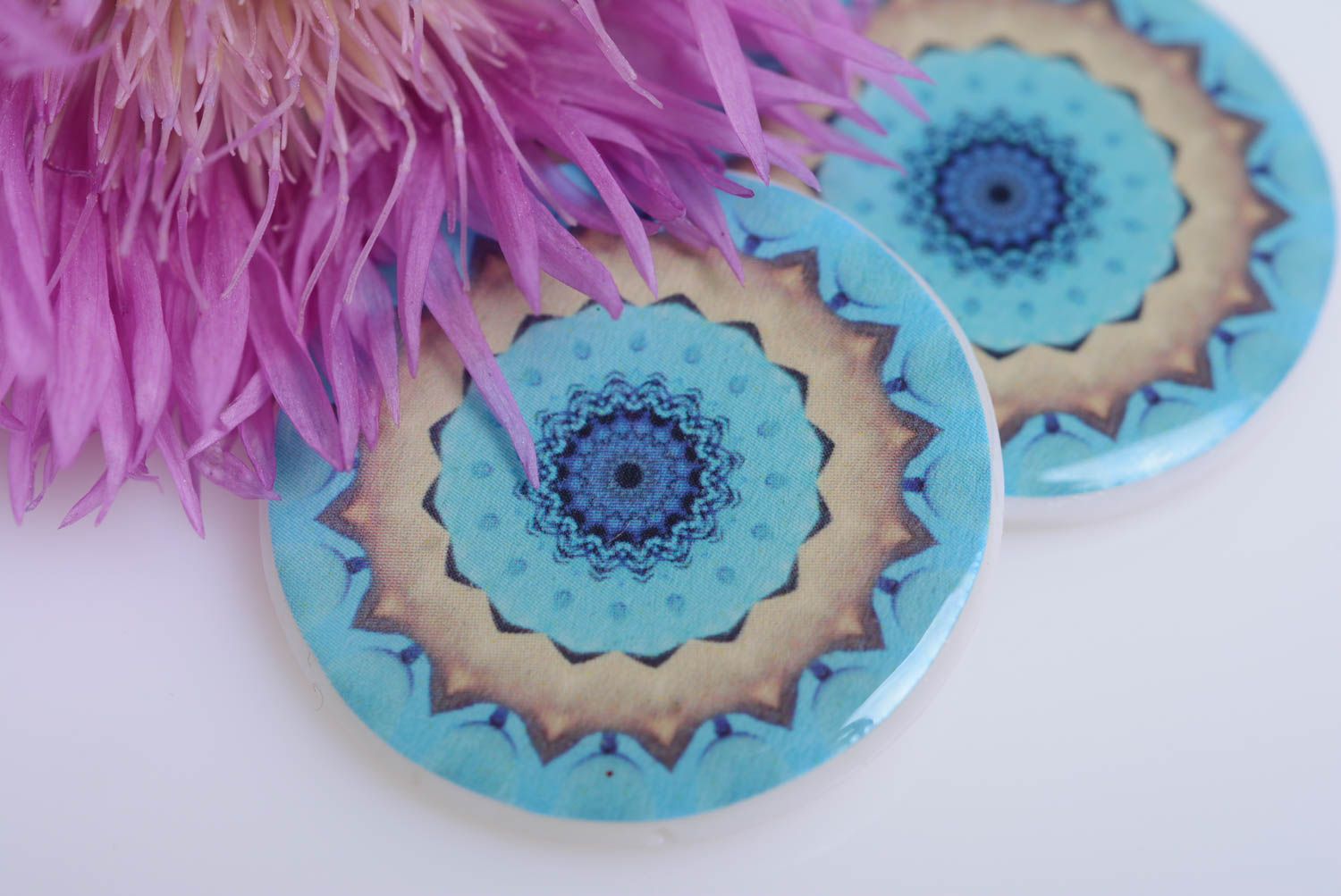 Künstlerische runde Ohrringe aus Polymerton blau grell originell Handarbeit foto 2