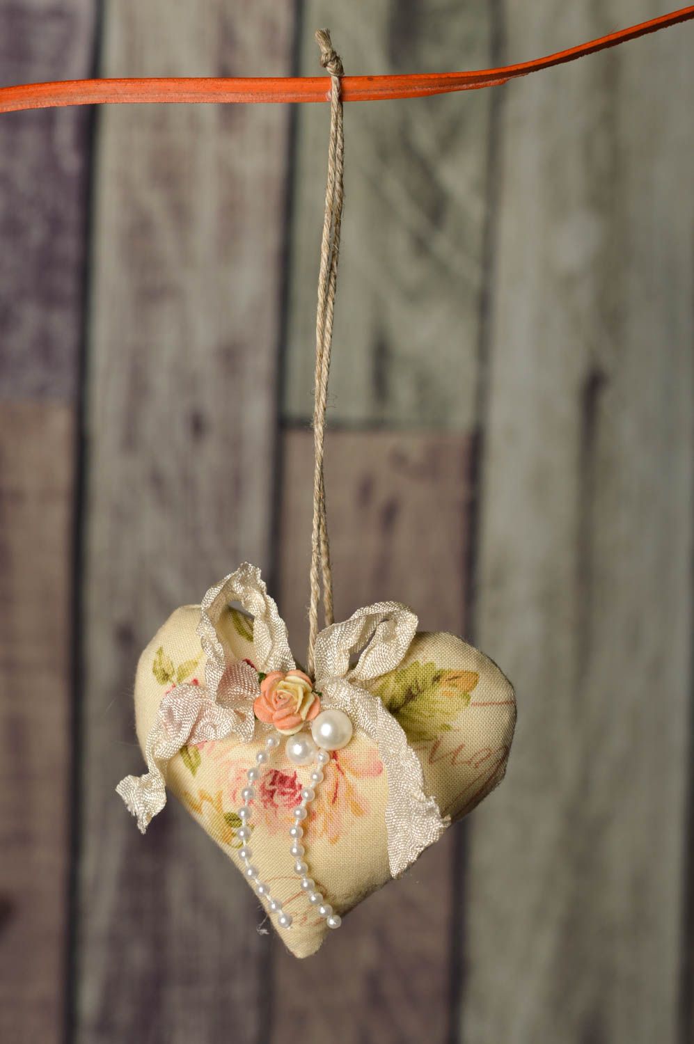 Coeur à suspendre fait main Accessoire design tissu perles fleurs Déco maison photo 1