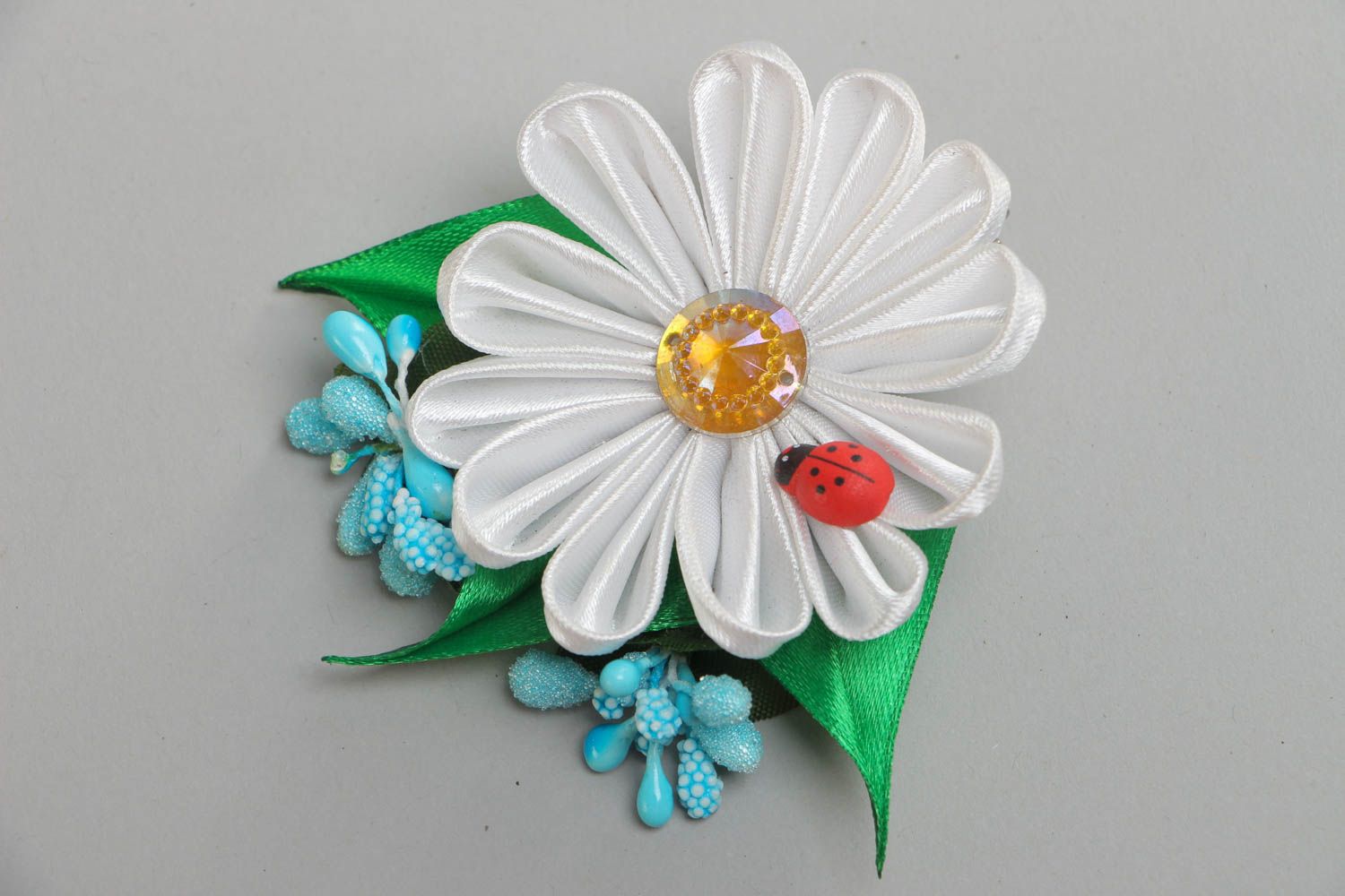 Weiße Blume Haarklemme handmade aus Atlasbändern Schmuck für Haare Kamille  foto 2