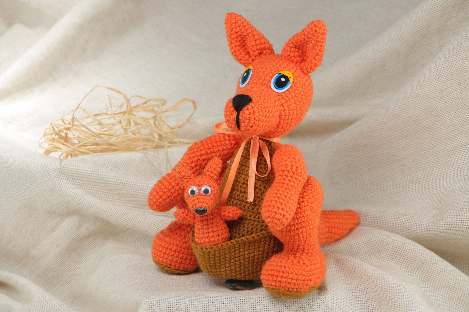 Мягкая игрушка вязаная крючком в виде кенгуру с детенышем оранжевая небольшая фото 1
