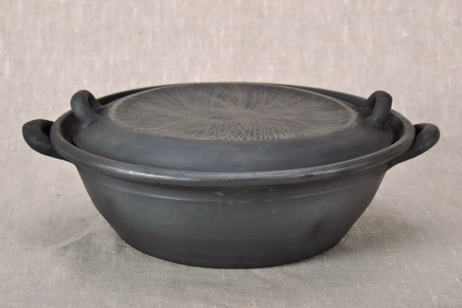 Pot en céramique noire enfumée avec couvercle photo 2