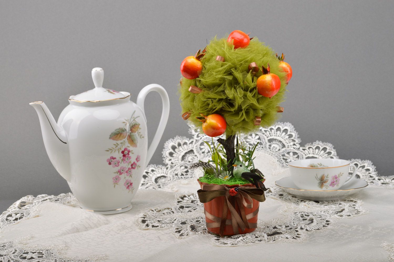Handmade Deko Topiary aus Tüll und Schleifen mit Granatäpfeln und Vogel  foto 5