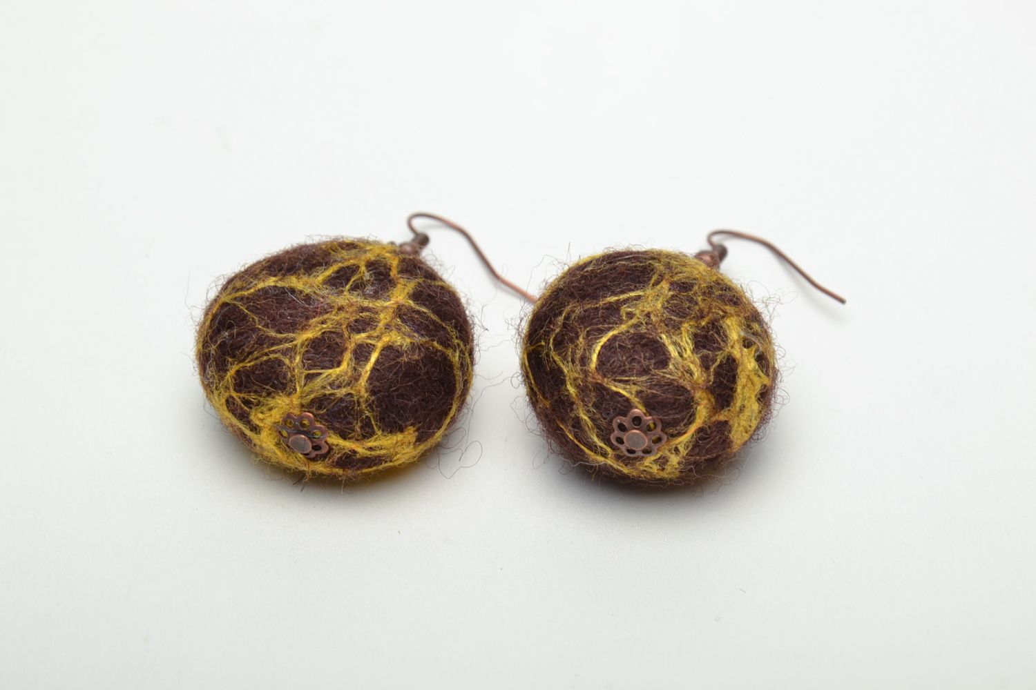 Boucles d'oreilles boules en laine feutrée brunes faites main photo 3