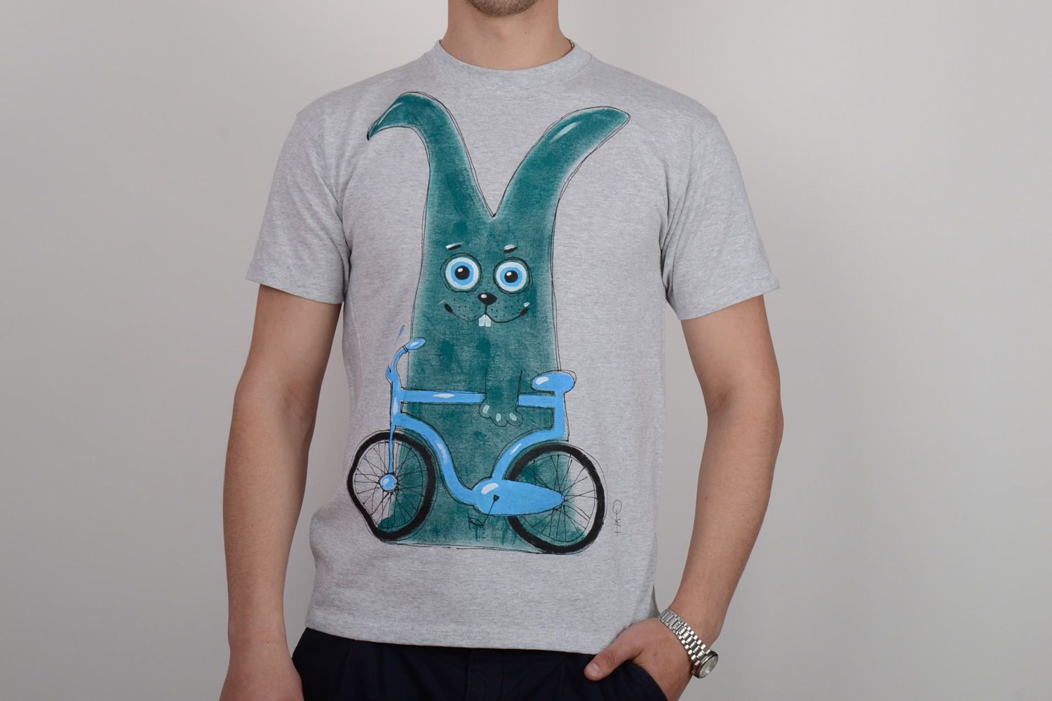 Handgemachtes Sporthemd aus Baumwolle mit Bild von Hasen samt Fahrrad originell  foto 1
