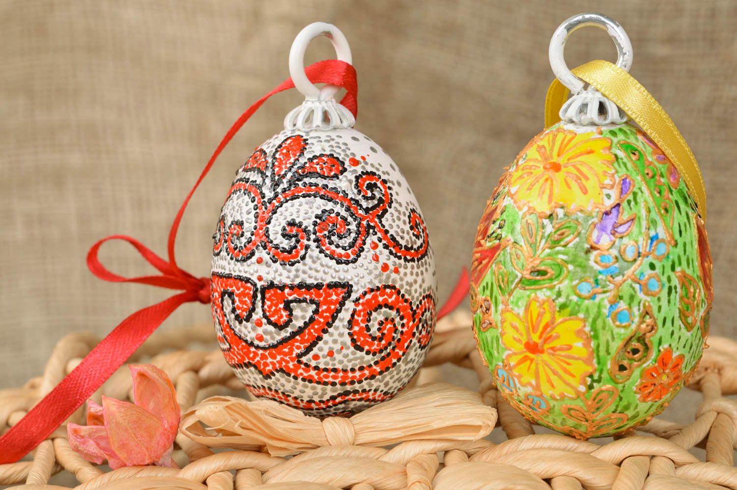 Huevos de Pascua pintados con acrílicos artesanales colgantes decorativos foto 1