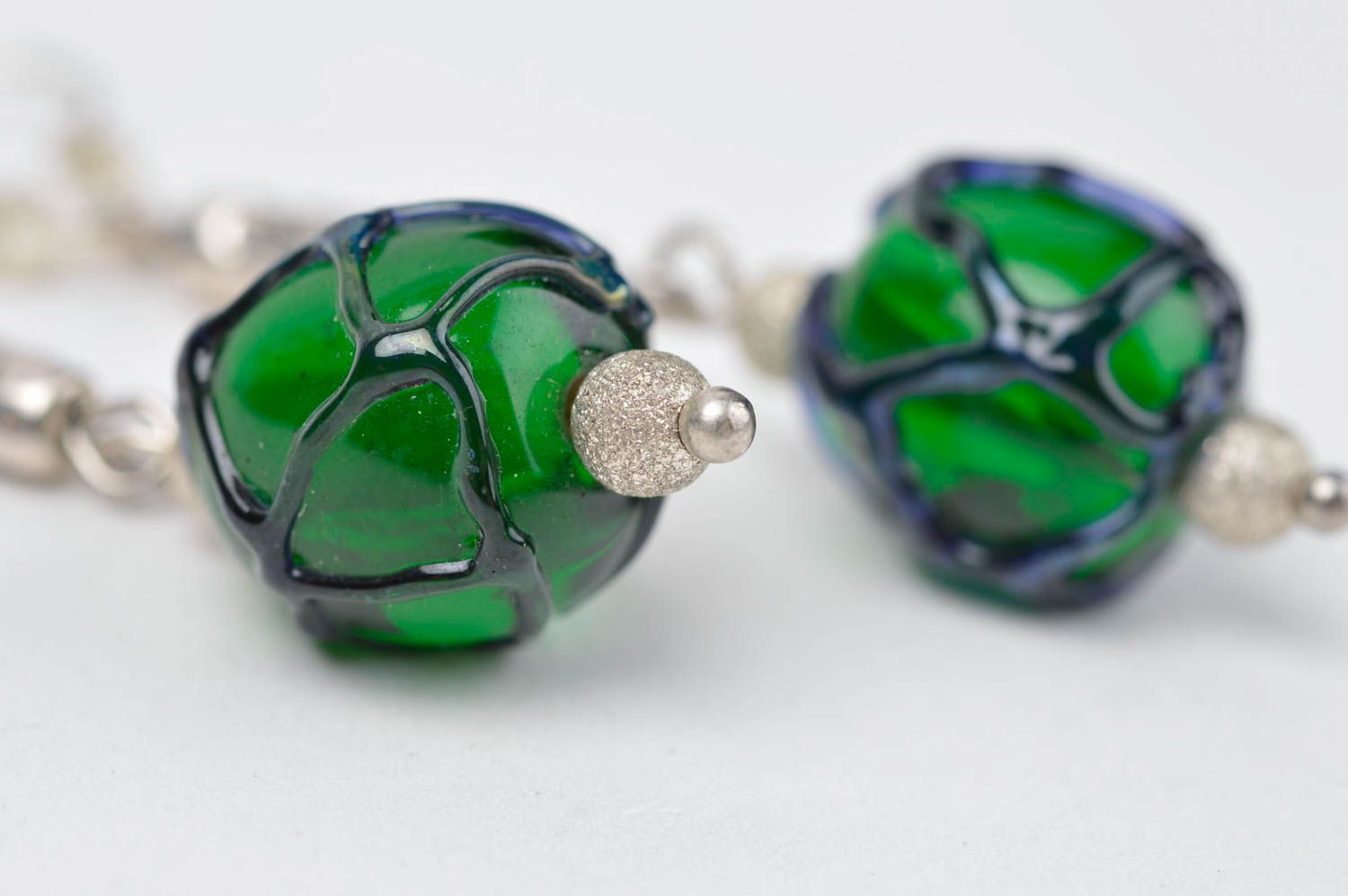 Handmade Accessoire für Frauen Damen Schmuck Glas Ohrringe kleine grüne Kugeln foto 3