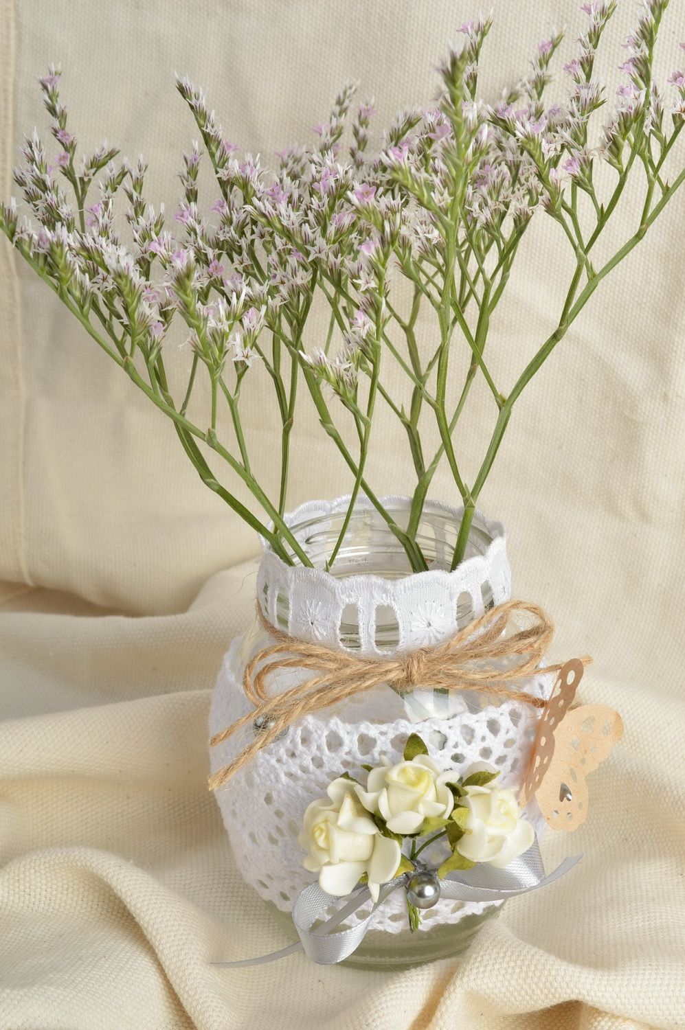 Стеклянная ваза для цветов в виде банки украшенной кружевом хэнд мэйд с декором фото 1