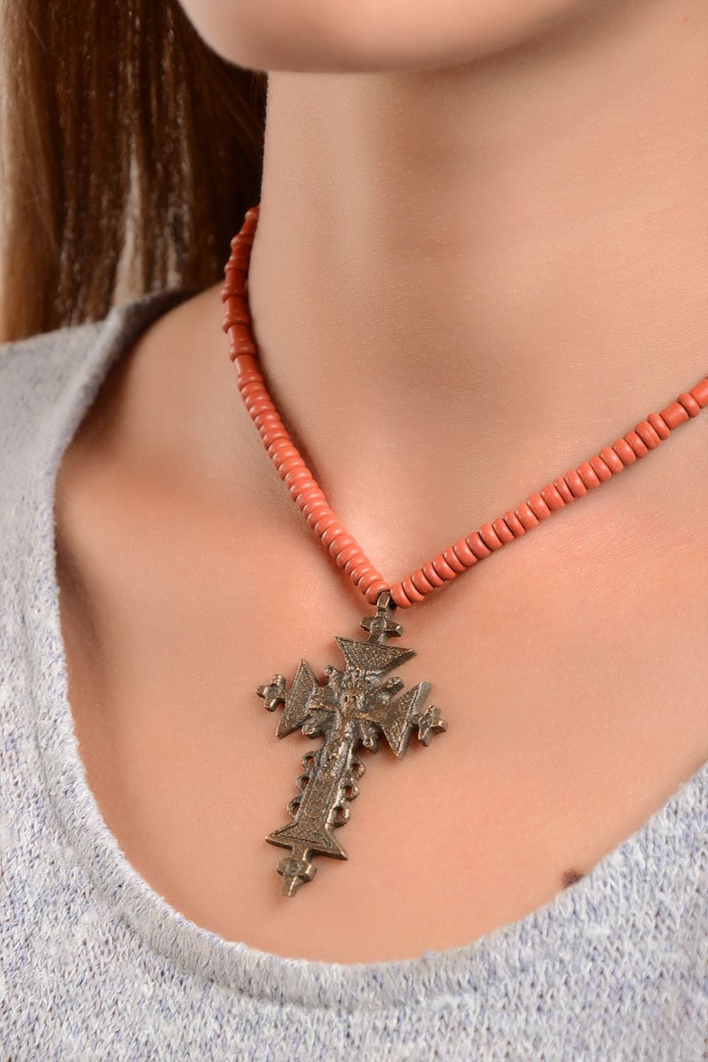 Pendentif croix fait main Bijou ethnique en métal et céramique Accessoire femme photo 1