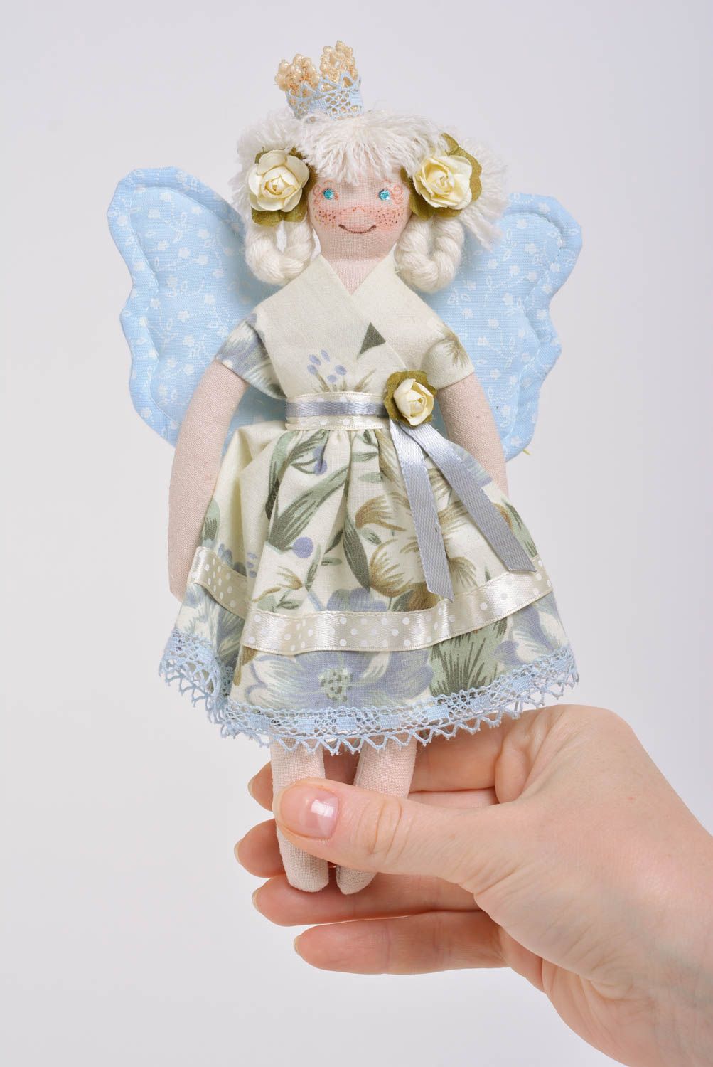 Игрушка кукла из ткани ангел с короной в платье красивая небольшая ручной работы фото 4