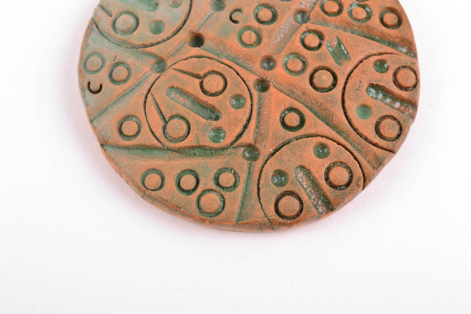 Глиняный кулон расписанный акриловыми красками большой круглый ручной работы фото 4