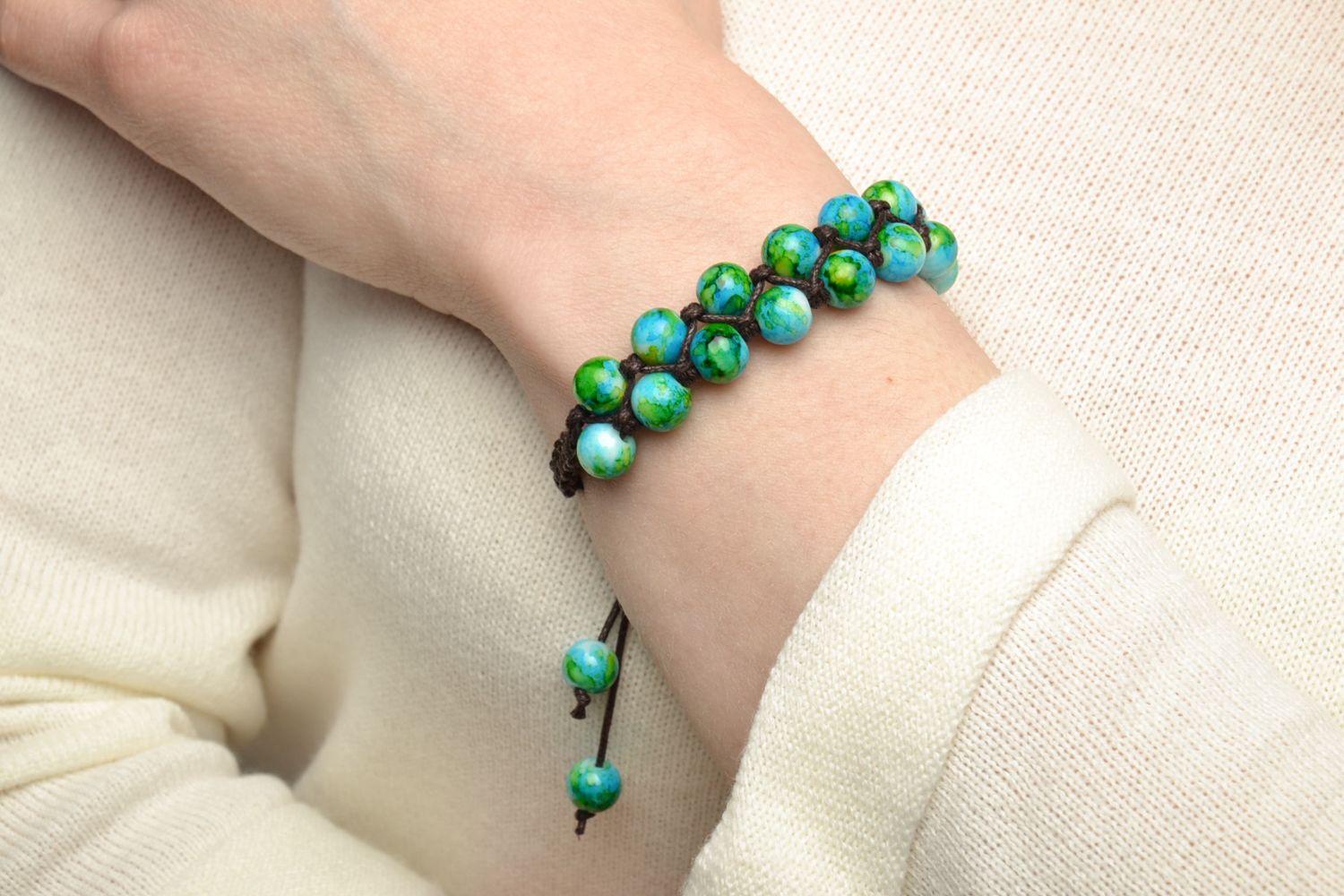 Bracelet tressé en perles plastiques bleu et noir pour femme fait main photo 5