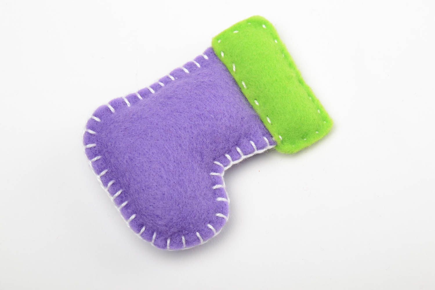 Маленькая мягкая игрушка сапожок из фетра ручной работы фиолетовая с салатовым фото 4