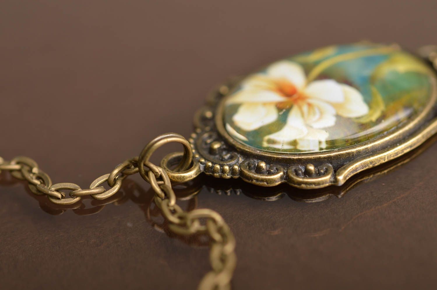 Colgante ovalado metálico con flor de estilo vintage con cadena larga artesanal  foto 4