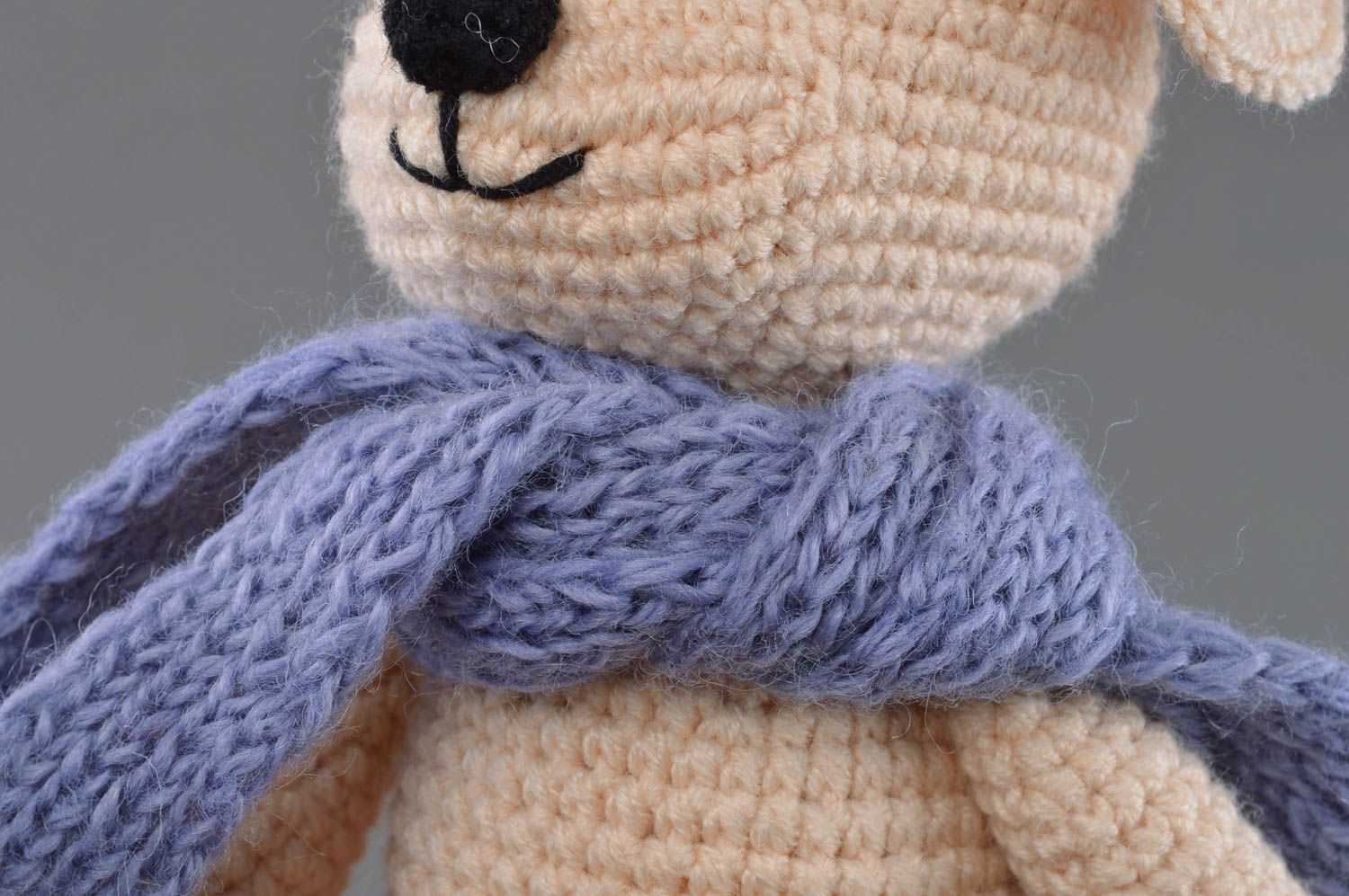 Мягкая вязаная игрушка Собака с синим шарфом в подарок ребенку ручной работы  фото 2