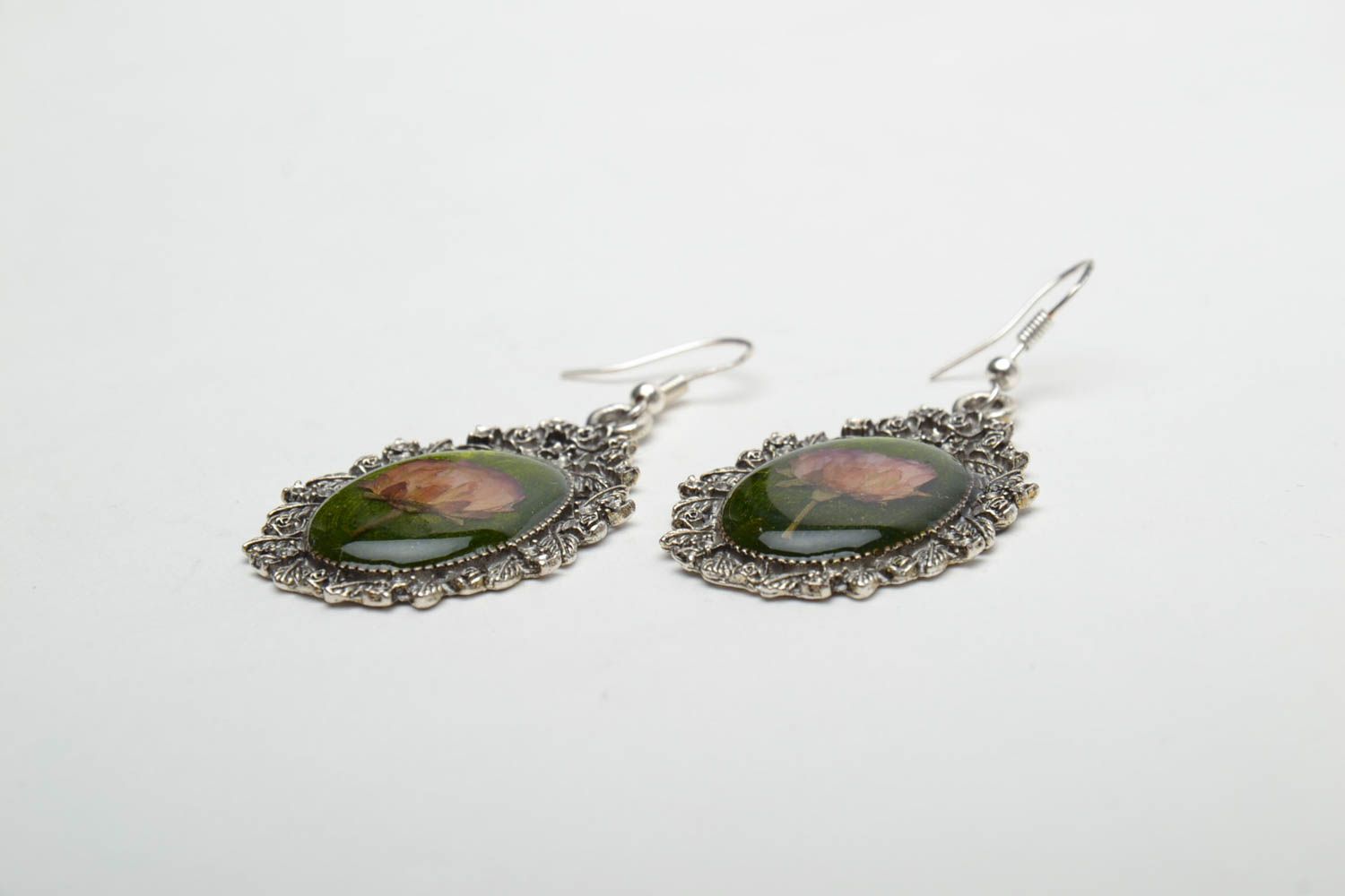 Vintage dangle earrings with natural flowers and epoxy resin photo 4